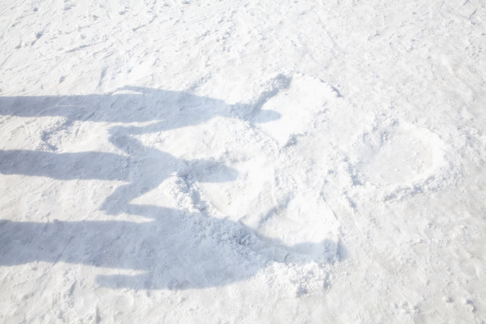 雪地上的影子摄影图