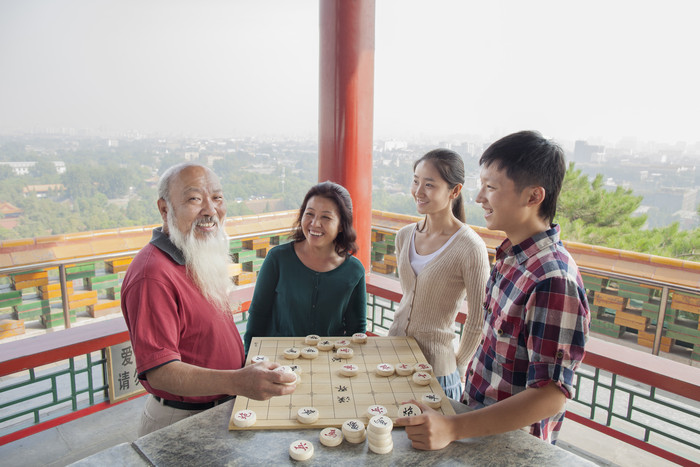 凉亭下棋的一家人