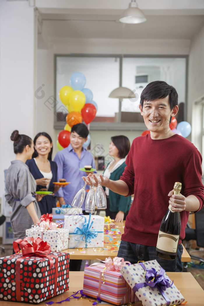 生日派对气球庆生红酒男人女人礼物微笑摄影