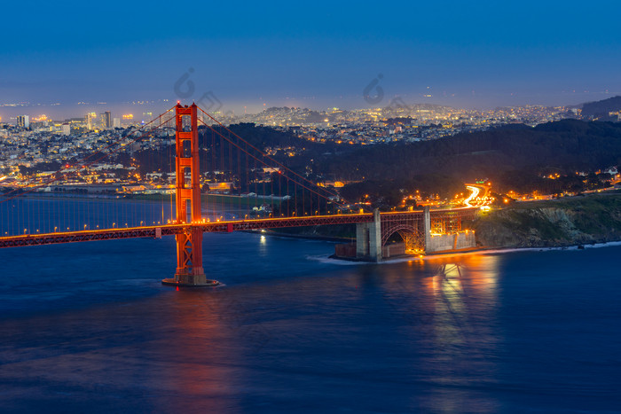 夜晚海边桥梁大桥城市建筑灯光璀璨摄影图