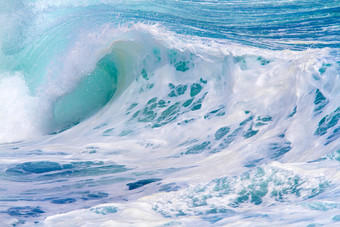 海边海浪冲击海水度假旅游风景摄影照