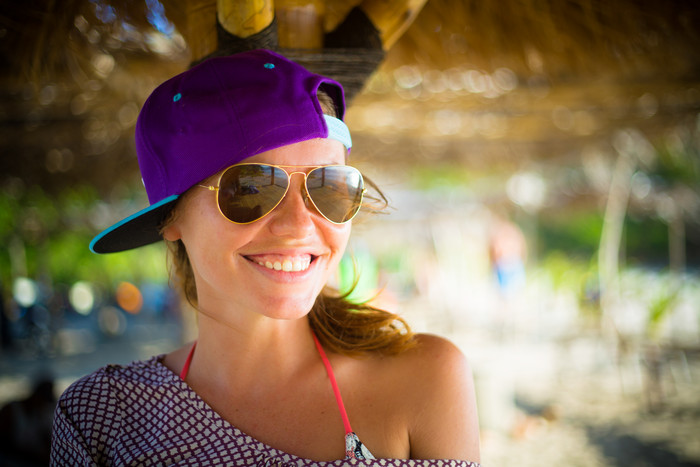 戴帽子戴墨镜的美女微笑旅行风景人物摄影图