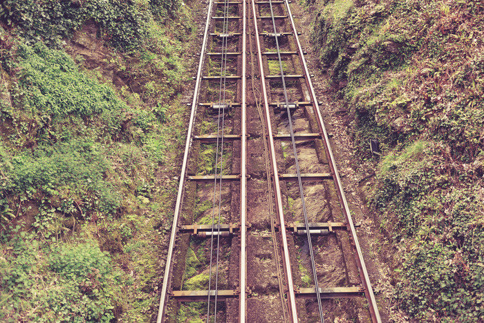 简约山中的铁路摄影图