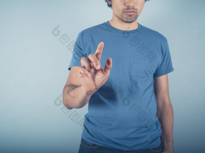 蓝色调摆手势的男人摄影图