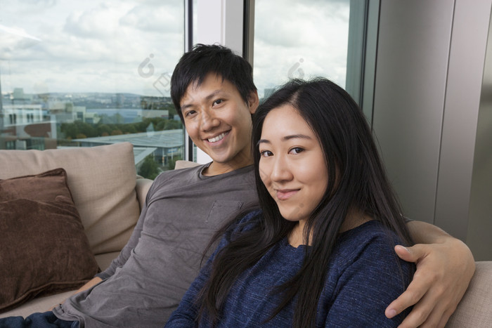 暗色调搂着妻子