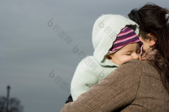 深色调抱着小宝宝摄影图