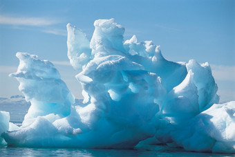 蓝色调海上冰川摄影图