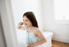 刷牙的可爱小女孩