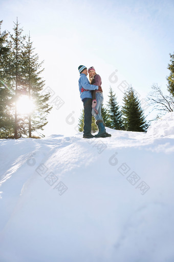 小清新雪地中的夫妻摄影图
