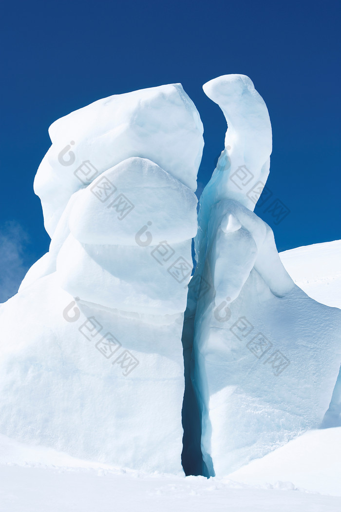 蓝色调冬天的雪山摄影图