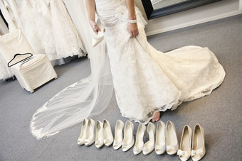 简约风格试鞋的新娘摄影图