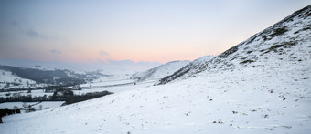 蓝色调雪山好<strong>景色</strong>摄影图