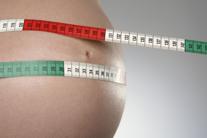 暗色调量肚子的孕妇摄影图