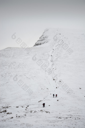 冬天爬雪山人物摄影图