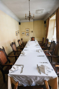 长餐桌上的餐具摄影图
