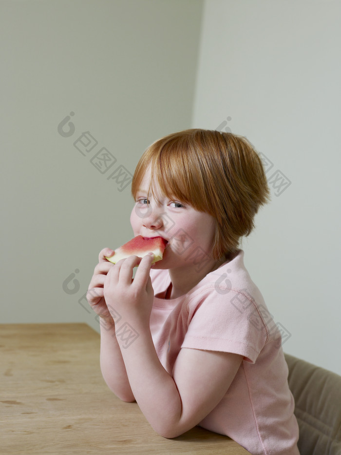 吃西瓜的西方小孩素材