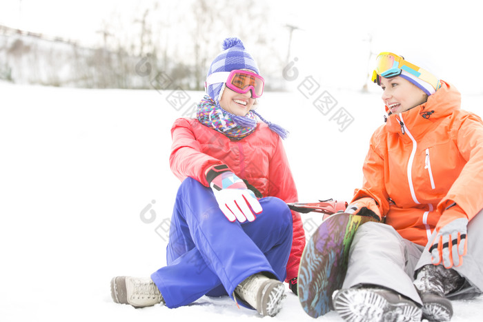 明亮风滑雪的人摄影图