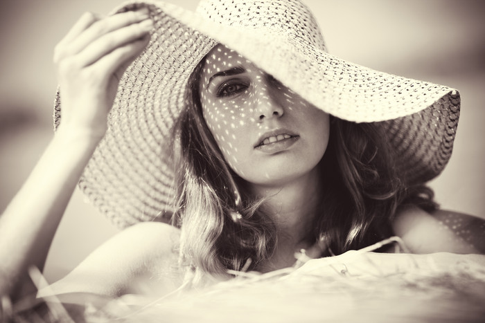 平静浪漫美丽的草帽女人图片摄影图
