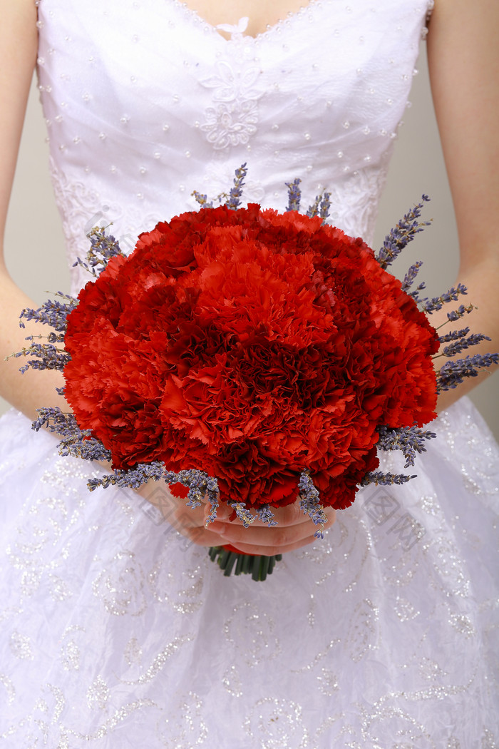 新娘手捧着的红色捧花