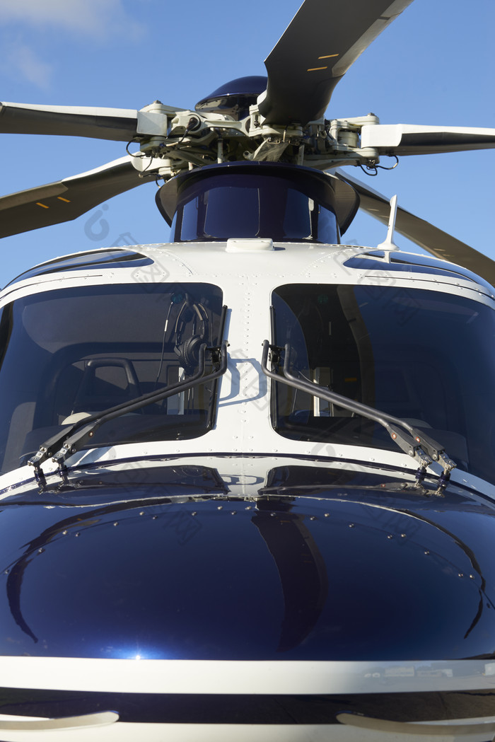 蓝色直升机摄影图