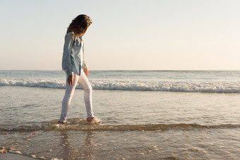 海滩边孤独的少女