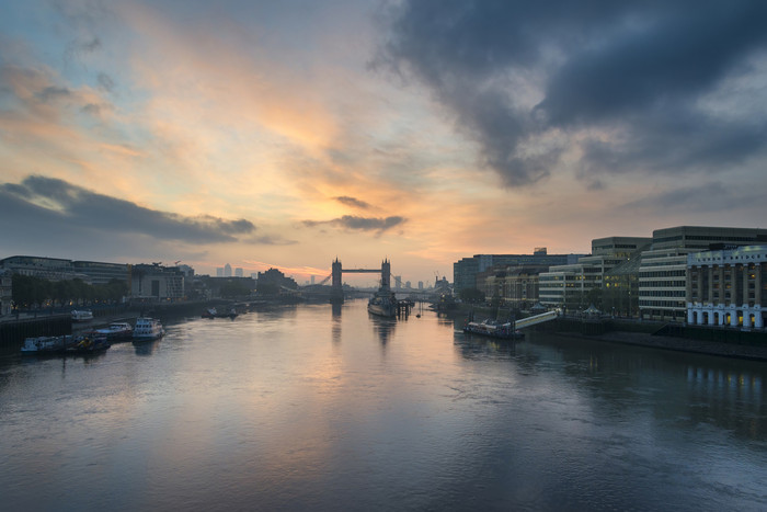 深色调伦敦大桥摄影图