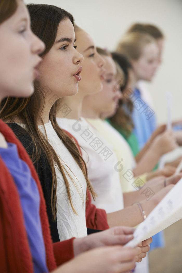 暗色调在唱歌的女学生摄影图