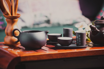 茶盘上的紫檀茶壶