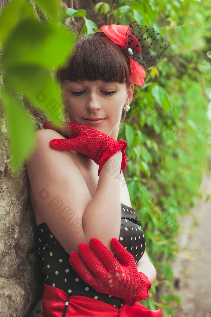 优雅的戴红手套女人