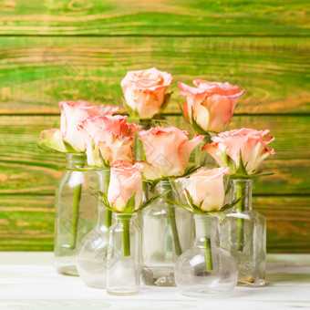 花瓶中粉色玫瑰花