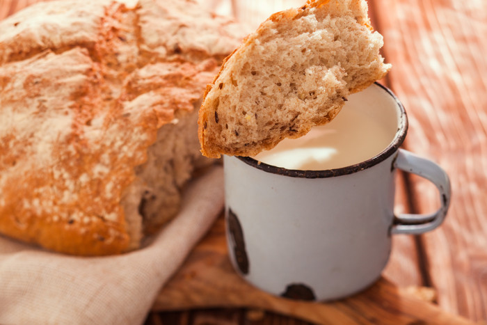 暖色调荞麦面包摄影图