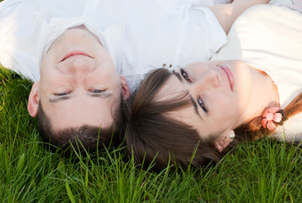 躺在草坪上的情侣
