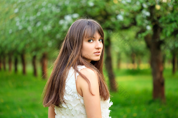 树林里回头的女人