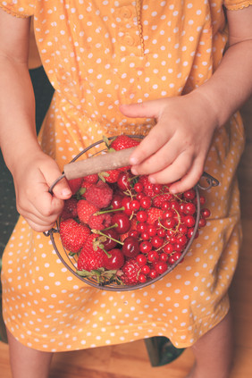 一篮子草莓樱桃水果