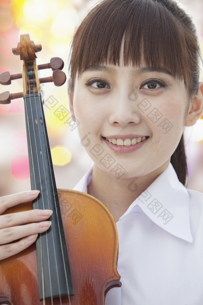 拿小提琴的女孩摄影提
