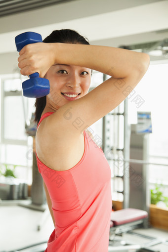 女人年轻的健身锻炼运动举哑铃摄影图片
