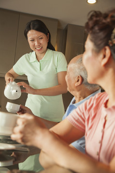 男人女人老人爷爷奶奶女人喝茶倒茶摄影