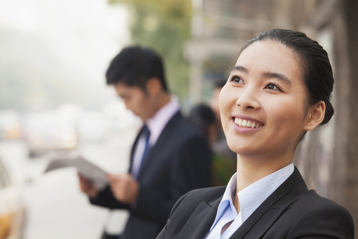 长发女人美女侧脸微笑城市白领摄影图