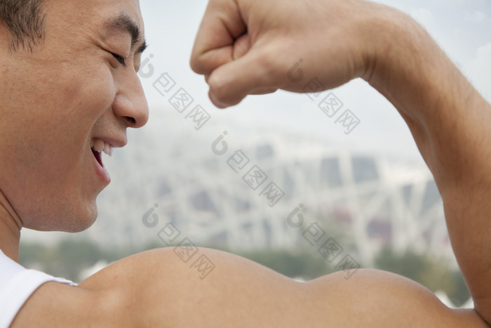 肌肉发达年轻的男人健身自信微笑