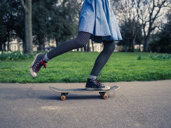 <strong>玩滑板</strong>的女孩摄影图