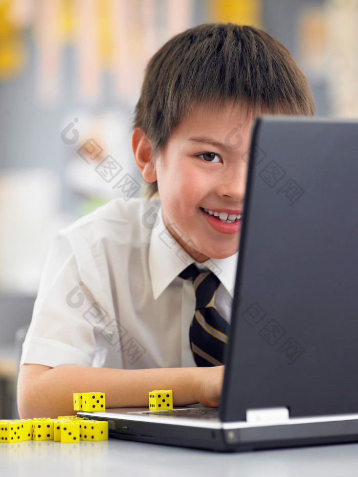 简约风格玩电脑的小孩子摄影图
