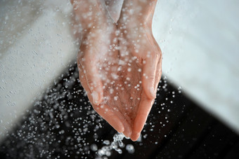双手接着的水滴摄影图