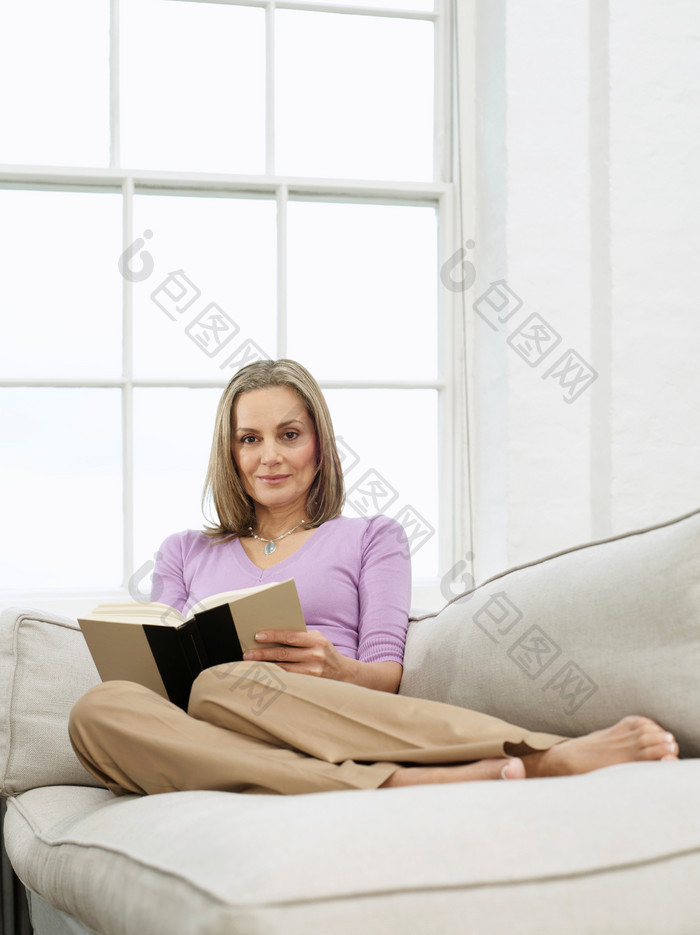 沙发看书的优雅女人