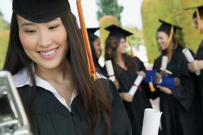 参加毕业典礼的女学生