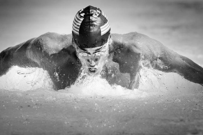 游泳培训的男人摄影图