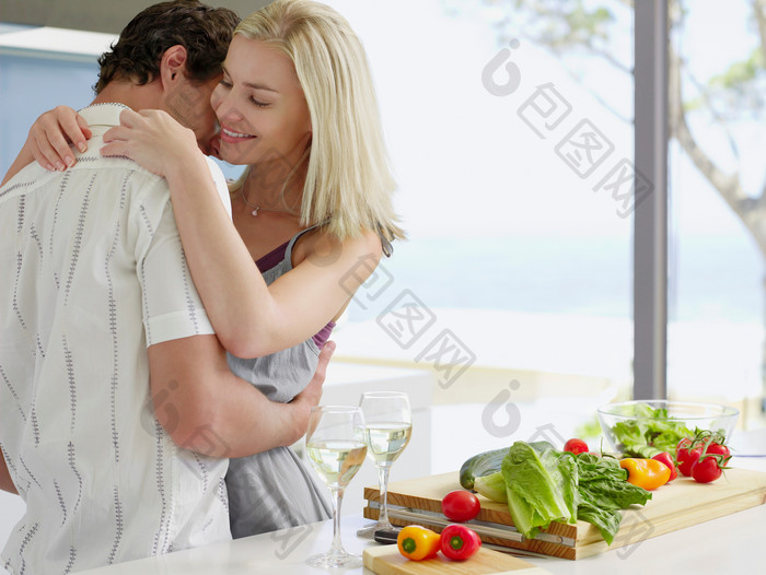 清新做菜拥抱的情侣摄影图