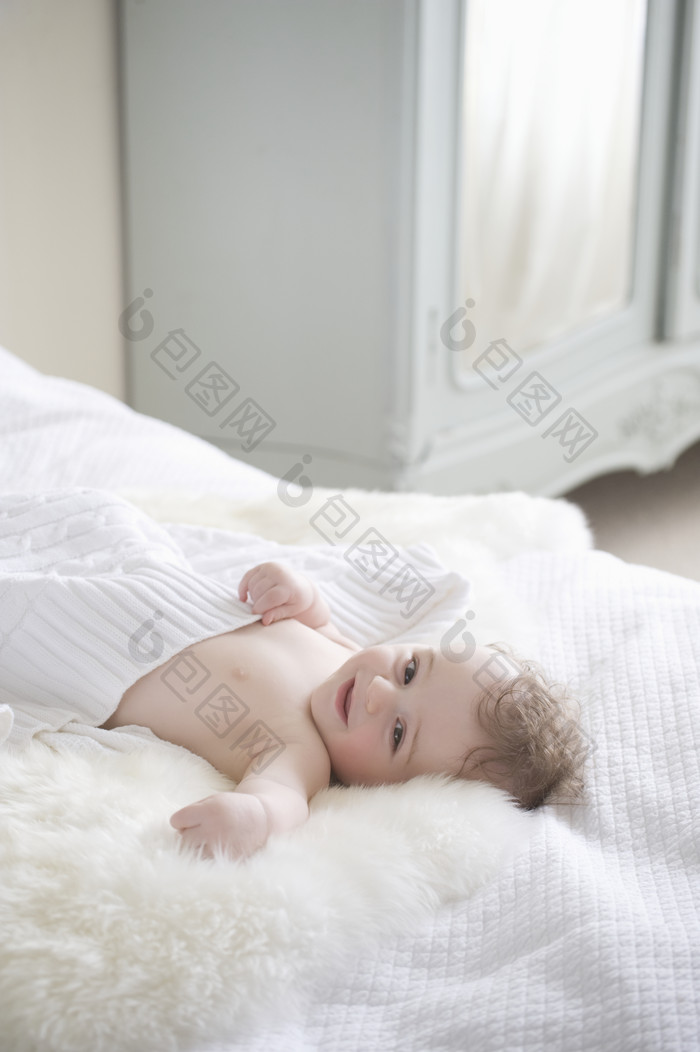 灰色调在床上的婴儿摄影图