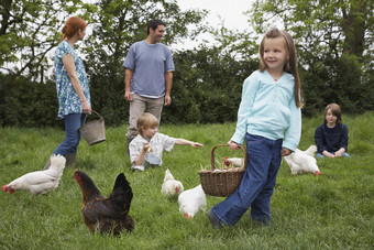 深色调养鸡的家人摄影图