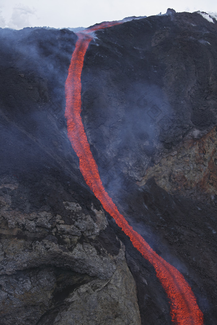 暗色调喷发的岩浆摄影图