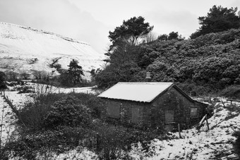 冬季旷野中的房屋